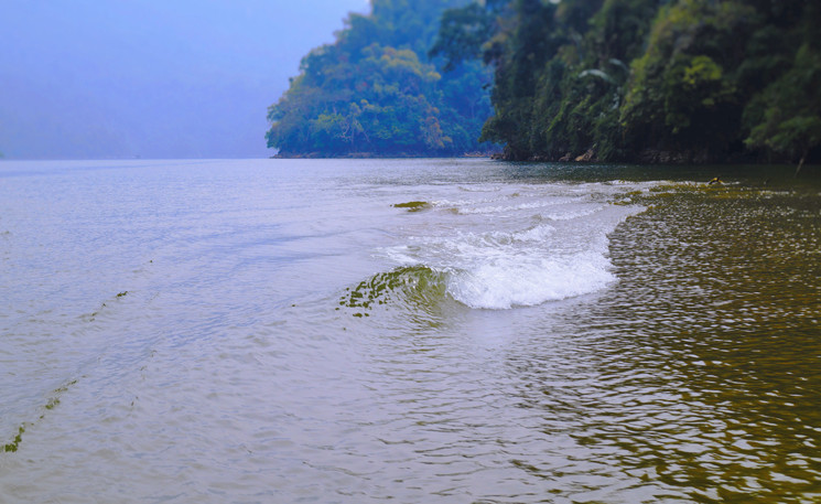 Mặt hồ gợn sóng yên tĩnh. (Ảnh: Long Trọng)