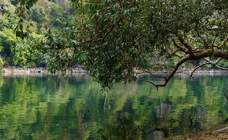 Mặt hồ có thể in bóng như soi gương. (Ảnh: Long Trọng)