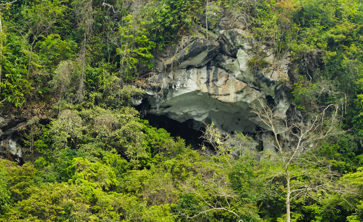 Cạnh hồ Ba Bể là những hang hốc bí ẩn, đầy sự huyền bí ít ai dám thám hiểm. (Ảnh: Long Trọng)