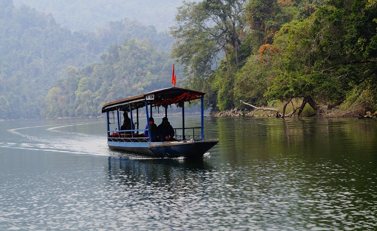 Mỗi ngày có tới hàng trăm khách du lịch tham quan bằng xuồng máy của người bản địa. (Ảnh: Long Trọng)