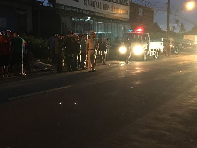 Be trai 5 tuoi bi xe buyt can tu vong khi vua xuong xe-Hinh-2