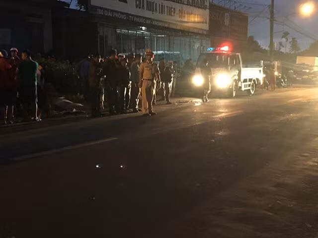 Be trai 5 tuoi bi xe buyt can tu vong khi vua xuong xe-Hinh-2