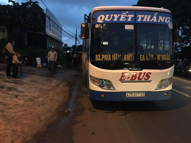 Be trai 5 tuoi bi xe buyt can tu vong khi vua xuong xe