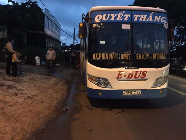 Be trai 5 tuoi bi xe buyt can tu vong khi vua xuong xe