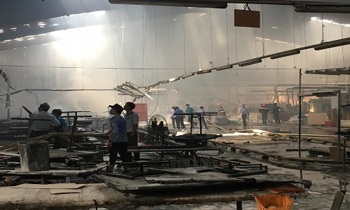 Xuong go nghin m2 o Binh Duong boc chay, hang tram nguoi hoang loan