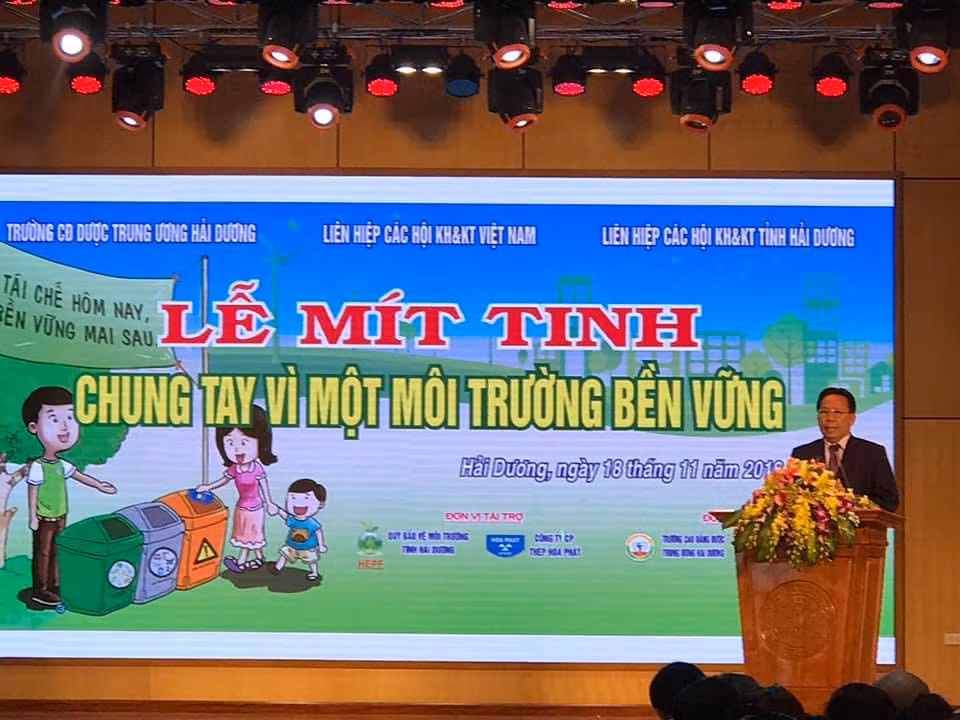Ong Nghiem Vu Khai, PCT LHHKHKT Viet Nam: “Bao ve moi truong la van de toan cau”
