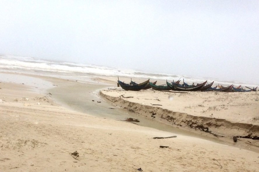 Doc gi hom nay 13/12: Phat hien thi the mat dau, cut tu chi troi dat vao bo bien