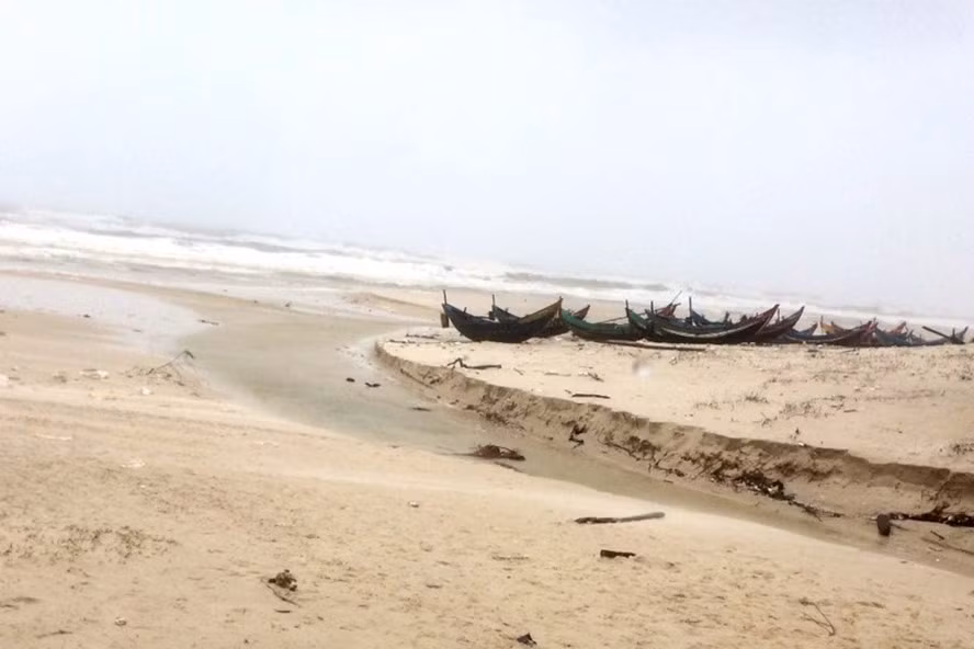 Doc gi hom nay 13/12: Phat hien thi the mat dau, cut tu chi troi dat vao bo bien