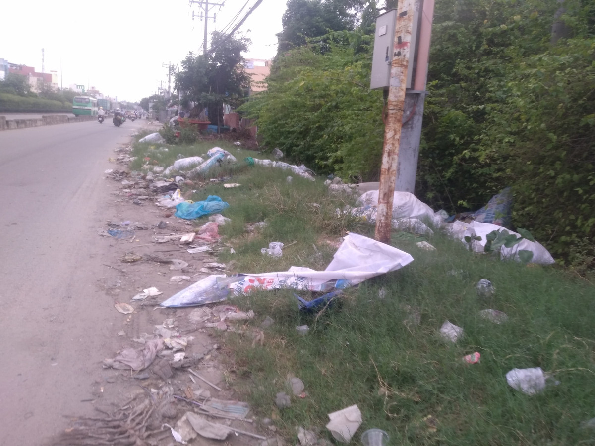 “Rác thải vứt tràn lan gây mất mỹ quan đô thị, ảnh hưởng rất nhiều đến sức khỏe của người dân. Mỗi khi đi qua những khu vực này tôi đều phải nín thở bởi mùi hôi thối quá nồng nặc, khó chịu”, một người dân bức xúc chia sẻ.