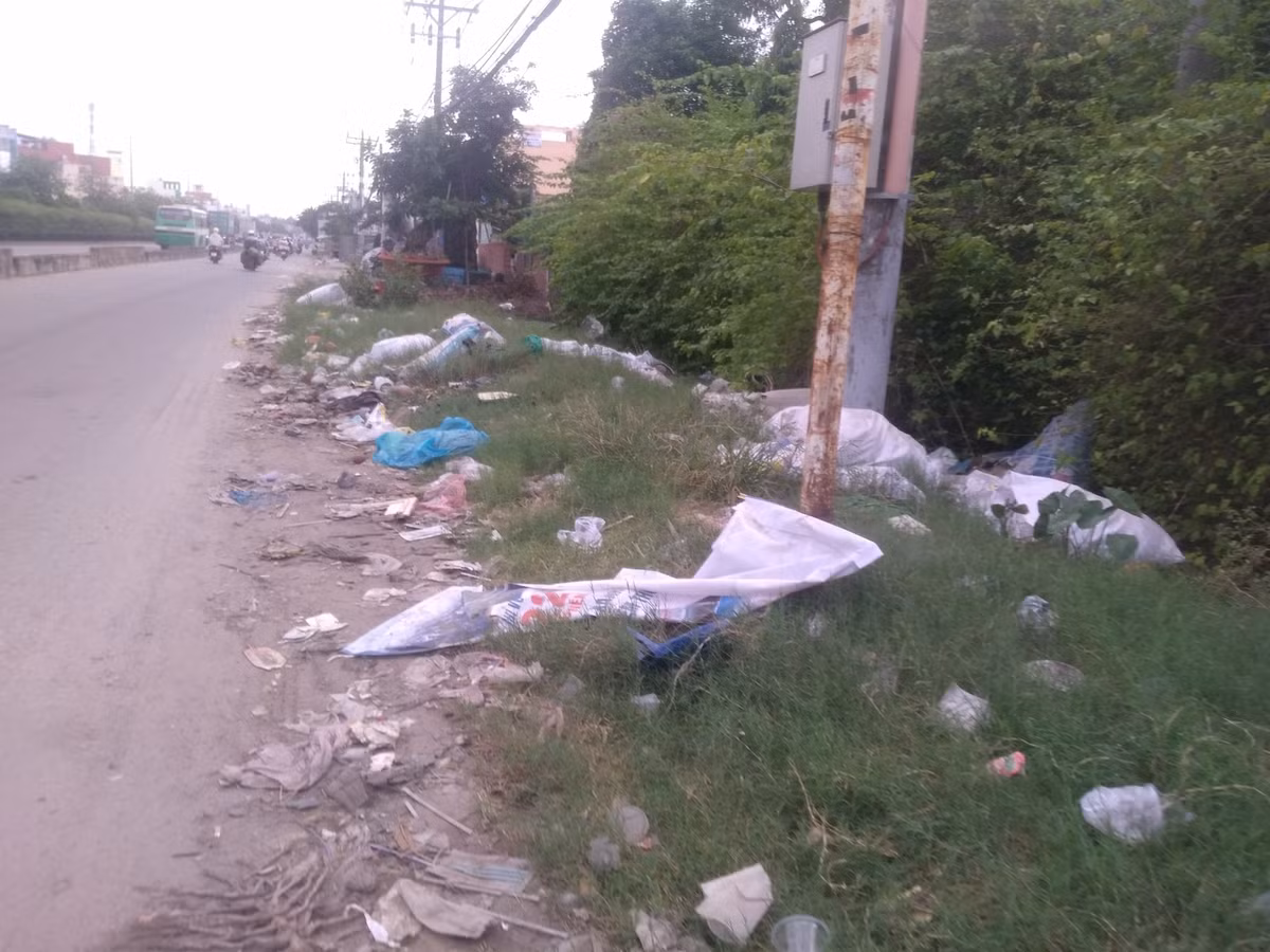 “Rác thải vứt tràn lan gây mất mỹ quan đô thị, ảnh hưởng rất nhiều đến sức khỏe của người dân. Mỗi khi đi qua những khu vực này tôi đều phải nín thở bởi mùi hôi thối quá nồng nặc, khó chịu”, một người dân bức xúc chia sẻ.
