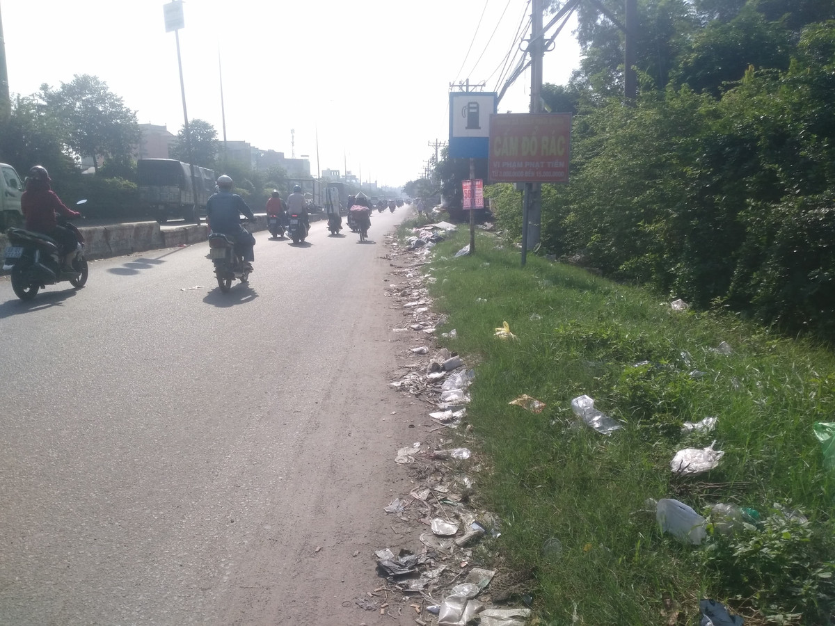 Mặc dù đã có biển báo cấm đổ rác, nhưng sự thiếu ý thức của người dân đã biến những con đường thành bãi rác.