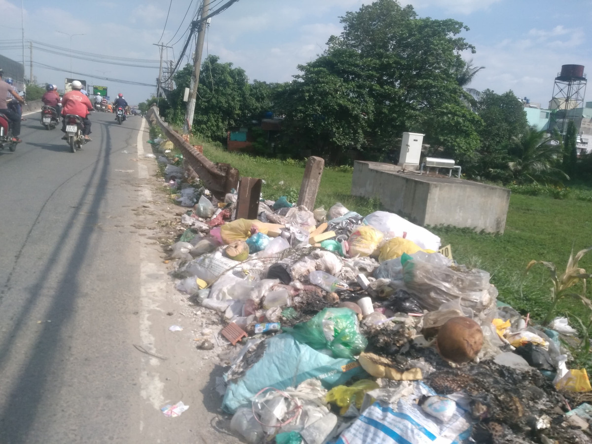 Rác ngổn ngang, tràn lan bốc mùi hôi thối trên quốc lộ 1A đoạn qua quận 12.