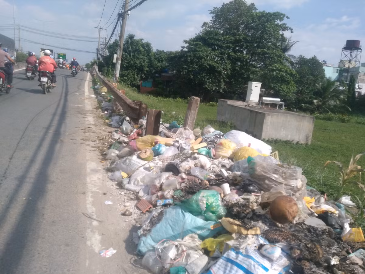 Rác ngổn ngang, tràn lan bốc mùi hôi thối trên quốc lộ 1A đoạn qua quận 12.