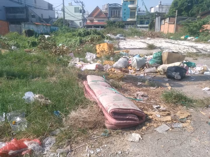 Những bãi đất trống luôn là địa điểm của các đối tượng thiếu ý thức, đưa "của nợ" đến để vứt bỏ.