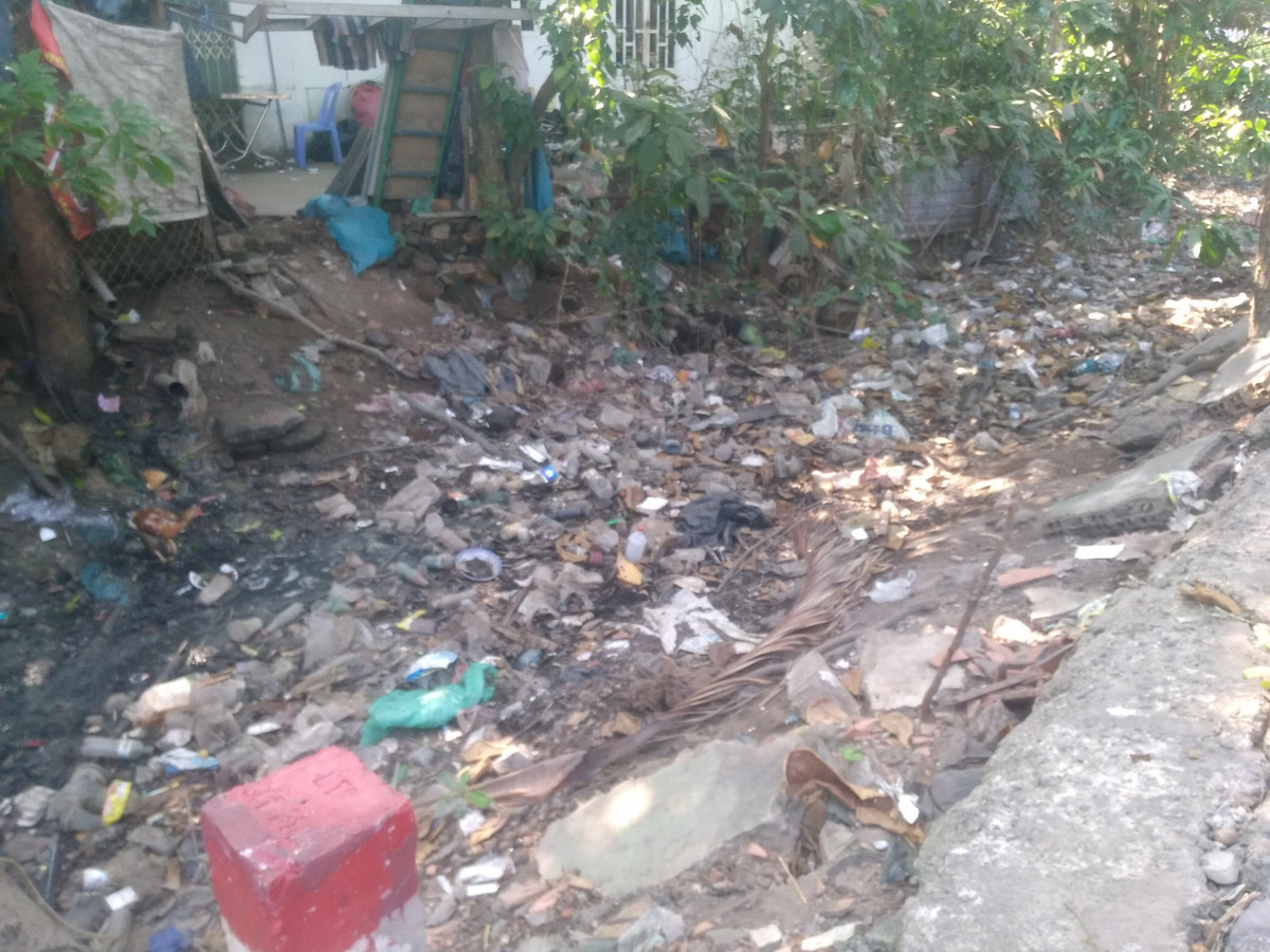 Nhiều con rạch bị lấp, ngưng dòng chảy bởi rác thải vứt tràn lan.