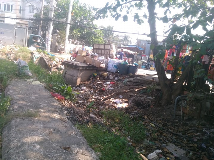 Theo người dân cho biết, các đối tượng thường lợi dụng vào buổi tối, lúc đó ít người đi lại, việc đổ trộm rác thải sẽ diễn ra dễ dàng và không bị ai phát hiện.