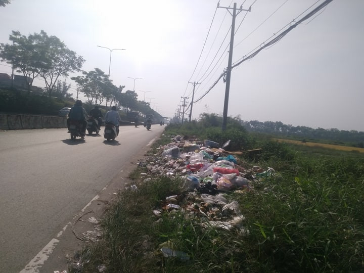 Quốc lộ 22, đoạn qua địa bàn xã Bà Điểm (huyện Hóc Môn) điểm nóng của nạn đổ trộm rác thải.