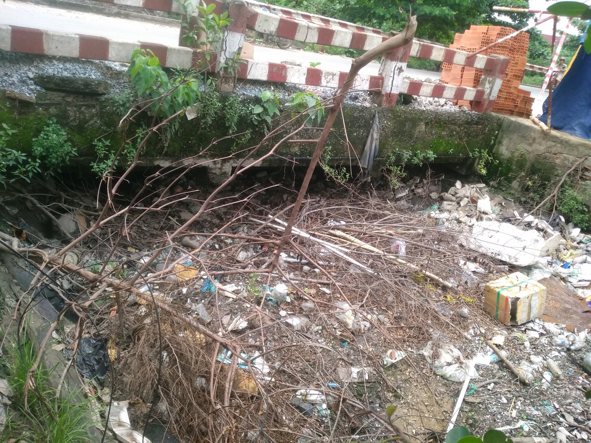 Không chỉ trên đường phố, mà các kênh rạch cũng trở thành nơi đổ trộm rác thải khiến dòng kênh bị tê liệt, tắc nghẽn.