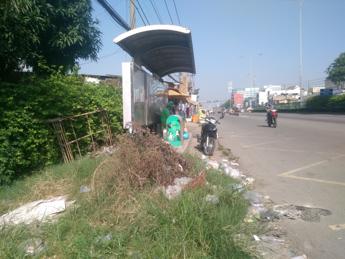 Không những thế, ngay các trạm xe buýt cũng trở thành "nạn nhân" của việc đổ trộm rác thải.