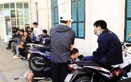 Hình ảnh khác của Phó Thủ tướng Vũ Đức Đam (người đội mũ lưỡi trai), đang nói chuyện với người dân đi khám bệnh ở bệnh viện.