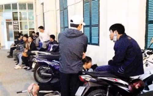 Hình ảnh khác của Phó Thủ tướng Vũ Đức Đam (người đội mũ lưỡi trai), đang nói chuyện với người dân đi khám bệnh ở bệnh viện.