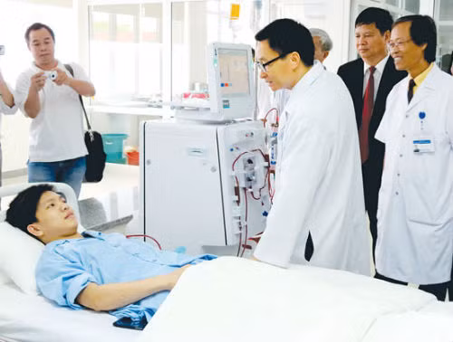 Phó Thủ tướng Vũ Đức Đam thăm bệnh nhân đang điều trị tại Trung tâm Điều trị theo yêu cầu và quốc tế thuộc Bệnh viện Trung ương Huế