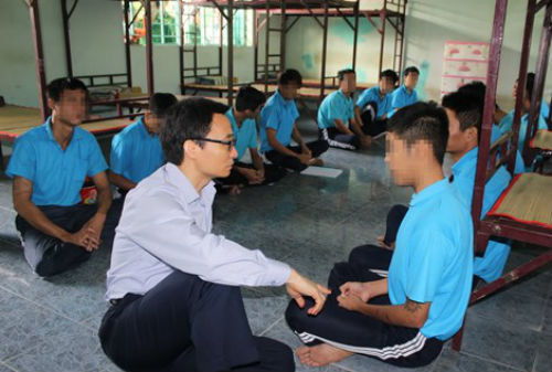 Phó thủ tướng đến hỏi thăm học viên cơ sở xã hội Nhị Xuân.