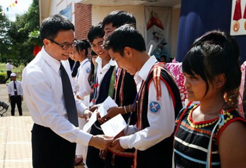 Trao học bổng cho học sinh nghèo vượt khó của Trường THPT Pleiku (TP. Pleiku) trong lễ khai giảng năm học mới 2014-2015.