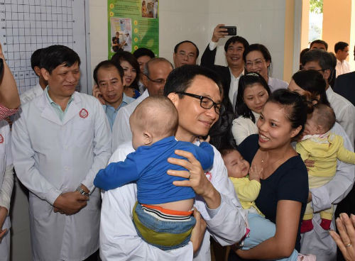 Trong chuyến đi thăm các bé đi tiêm chủng tại Bắc Giang, Phó thủ tướng không ngần ngại khi bế trẻ con.