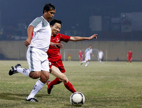 Trên sân cỏ, Phó thủ tướng không ngại những pha tranh chấp, đua thể lực với đối phương.