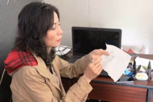 Đến ngày 10/4, bà Phạm Thị Ngọt (SN 1975, ngụ huyện Hóc Môn, TP HCM) có đơn gửi đến công an quận Tân Bình yêu cầu nhận lại số tiền 5 triệu yen do chồng bà là ông Caleb để quên trong thùng loa, vì không nhớ nên đem cho thùng loa đi. 