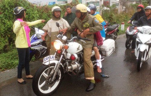 Chiến sĩ CSGT (thuộc Đội Cát Lái, phòng PC67, công an TP HCM) chở người bị nạn nhân bị trượt ngã gây chấn thương khá nặng đến bệnh viện sau khi nhận được tin báo của người dân.