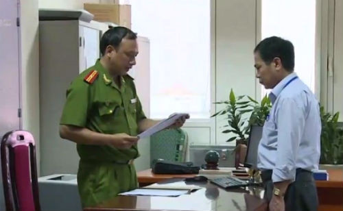 9. Nguyên giám đốc Ban quản lý nước Sông Đà bị bắt Chiều 8/5, Cục Cảnh sát điều tra tội phạm về kinh tế (C46, Bộ Công an) đã bắt tạm giam ông Hoàng Thế Trung (nguyên giám đốc Ban quản lý dự án đầu tư cấp nước sông Đà) về hành vi vi phạm các quy định trong xây dựng. Được biết 6 năm hoạt động, đường ống nước đã 10 lần vỡ hoặc gặp sự cố gây ảnh hưởng đến 70.000 hộ dân ở Hà Nội.