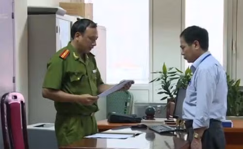 9. Nguyên giám đốc Ban quản lý nước Sông Đà bị bắt Chiều 8/5, Cục Cảnh sát điều tra tội phạm về kinh tế (C46, Bộ Công an) đã bắt tạm giam ông Hoàng Thế Trung (nguyên giám đốc Ban quản lý dự án đầu tư cấp nước sông Đà) về hành vi vi phạm các quy định trong xây dựng. Được biết 6 năm hoạt động, đường ống nước đã 10 lần vỡ hoặc gặp sự cố gây ảnh hưởng đến 70.000 hộ dân ở Hà Nội.