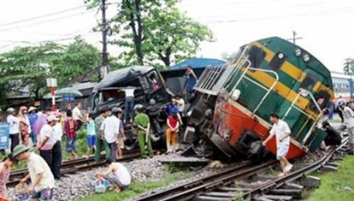 14.Va chạm với tàu hỏa, xe tải bị đâm nát đầu ở Thái Nguyên Sáng ngày 16/5, tại khu vực gần Ga Lưu Xá đoạn thuộc tổ 14, phường Phú Xá, TP Thái Nguyên (tỉnh Thái Nguyên), một chiếc xe tải cố vượt đường sắt mặc dù đã có tín hiệu cảnh báo. Hệ quả là chiếc xe tải bị tàu hỏa đâm nát phần đầu, tài xế trọng thương, còn đầu máy của đoàn tàu bị trật bánh trên tàu có hàng trăm khách nhưng rất may không có ai bị thương.