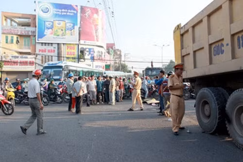 2.Tranh thủ về thăm con sau ca đêm, bị xe ben cán chết Khoảng 5h50 sáng 10/5, tại vòng xoay Tân Phong (P.Tân Phong, TP.Biên Hoà, Đồng Nai) chị Nguyễn Bích Ngọc (40 tuổi, ngụ KP.2, TT Vĩnh An, huyện Vĩnh Cửu, Đồng Nai) điều khiển xe máy mang BKS: 60B9 - 082.22 lưu thông trên đường Nguyễn Ái Quốc theo hướng cầu Hóa An - Quốc lộ 1 bất ngờ va chạm với xe ben BS: 60C - 185.75. Cú va chạm khiến chị Ngọc ngã xuống đường, bị bánh xe ben cán trúng gây tử vong tại chỗ. 