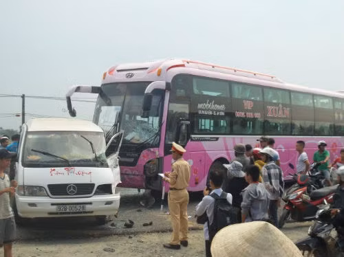 3.Xe giường nằm mất lái tông ngang xe 12 chỗ, 7 người nhập viện Khoảng 16h chiều 10/5, tại QL1 đoạn qua thôn 3 xã Đức Nhuận (huyện Mộ Đức, Quảng Ngãi) xe khách giường nằm thuộc nhà xe Xuân Tùng chạy hướng Đà Nẵng vào TP.Hồ Chí Minh đến vị trí trên bất ngờ va chạm xe 12 chỗ do tài xế Nguyễn Như Cường (34 tuổi, xã Duy Châu, Duy Xuyên, Quảng Nam) điều khiển. Vụ va chạm, khiến 7 trên 8 người ngồi trên xe 12 chỗ bị thương, phải nhập viện cấp cứu 