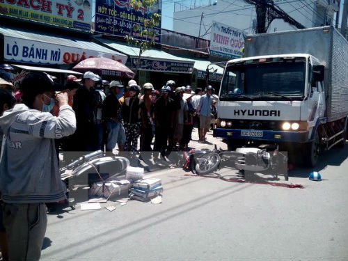 15.Tai nạn liên hoàn nghiêm trọng, 4 người thương vong Khoảng 12h ngày 16/5, tại Quốc lộ 1A thuộc địa phận phường 8, thành phố Cà Mau, chiếc xe tải mang biển số 83C-02088 xuống dốc từ cầu Gành Hào theo hướng thành phố Cà Mau đi Năm Căn bất ngờ mất lái đâm liên hoàn bốn xe máy chạy cùng chiều. Vụ tai nạn làm 1 người chết và 3 người bị thương nặng, tài xế xe tải đã bỏ trốn ngay sau đó. 