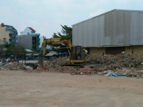 12. Xe múc cán chết người phụ nữ lượm ve chai Khoảng 12h00 trưa ngày15/5, chị Trịnh Thị Hạnh (31 tuổi, quê Hưng Yên) đi vào khu vực bãi giữ xe (gần sân bóng ở đường D3, phường 25, quận Bình Thạnh, Tp.HCM) để lượm ve chai. Trong lúc chị Hạnh đang nhặt ve chai phía sau đuôi xe múc đang tiến hành san lấp xà bần thì tài xế cho xe chạy lùi. Do tài xế không thấy chị Hạnh phía sau nên đã để bánh xe cán qua khiến nạn nhân tử vong tại chỗ. 