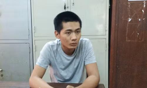 7. Dùng dao đoạt mạng 2 người vì bênh người yêu mới Khoảng 20h20 ngày 14/5, tại quán cà phê nằm trên đường Xô Viết Nghệ Tĩnh, (P.21, Q.Bình Thạnh, ngã tư Hàng Xanh), Vũ Đức Tài (18 tuổi) cầm dao đâm Nguyễn Bình An (17 tuổi, ngụ quận 12) và Phạm Thế Minh (19 tuổi, ngụ quận Bình Thạnh nhóm bạn của Th – người yêu cũ của Tài) do mâu thuẫn trước đó giữa Th và bạn gái mới của mình. Sau hơn 1 giờ gây án, sát thủ giết 2 người giữa Sài Gòn đã bị bắt. 