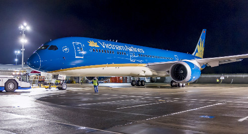 5. Việt Nam sắp nhận máy bay Boeing 787 đầu tiên Chiếc máy bay Boeing 787-9 Dreamliner đầu tiên Vietnam Airlines đặt mua đã rời xưởng sơn tại Paine Field, Washington (Mỹ). Đây là phiên bản mới nhất trong dòng máy bay Boeing 787 tiết kiệm nhiên liệu của hãng