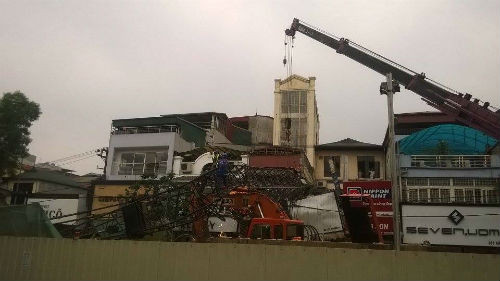 Xe cẩu được điều đến để dỡ bỏ cần cẩu.