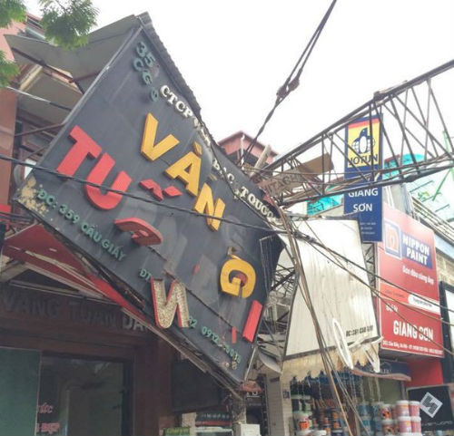 Chiếc cần cẩu đổ chắn ngang đường, đè vào hai ngôi nhà số 359 và 361 Cầu Giấy, làm sập biển quảng cáo tiệm vàng Tuấn Quang và gây mất điện toàn bộ khu vực này.