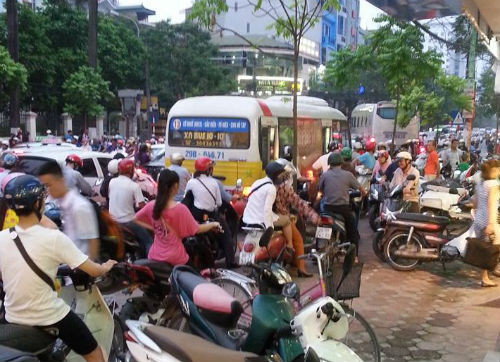 Vụ việc khiến giao thông ùn tắc nghiêm trọng.