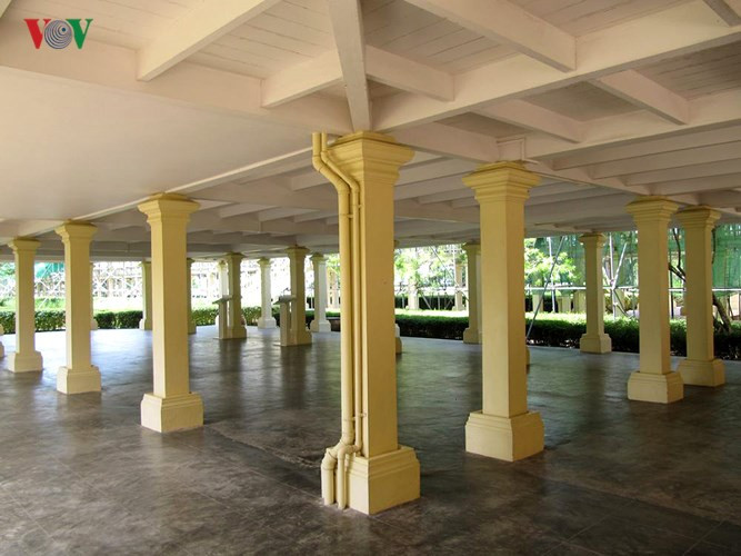 Cung điện này có tất cả 830 cột bê tông chịu lực, nâng toàn bộ tòa nhà, với mục đích lưu thông khí nóng và hơi ẩm. Ảnh: Khu vực nền móng với những cột trụ bằng bê tông.