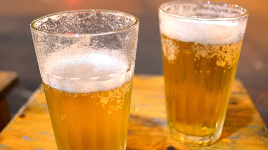 Ngồi lê la tại một quán bia hơi vỉa hè Hà Nội vào ban đêm và thưởng thức âm nhạc đường phố là một trải nghiệm thú vị.