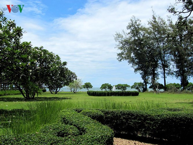 Cung điện được xây dựng dưới thời vua Rama VI trong vòng 7 tháng (từ tháng 9/1923 đến tháng 3/1924), với kiến trúc là sự kết hợp giữa vùng khí hậu nhiệt đới và phong cách châu Âu. Trước kia, nơi đây là một khu rừng, phía trước là biển xanh.