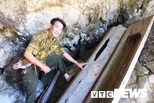 Ông Cao Bằng Nghĩa bên chiếc quan tài từng có xương cốt.