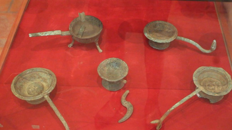 Bộ sưu tập đèn dầu Việt Nam này thuộc quyền sở hữu của cha Giuse Nguyễn Hữu Triết và 10 nhà sưu tập khác đến từ nhiều miền đất nước. Thời gian trưng bày bộ sưu tập đèn dầu Việt Nam kéo dài đến ngày 6/1/2019.