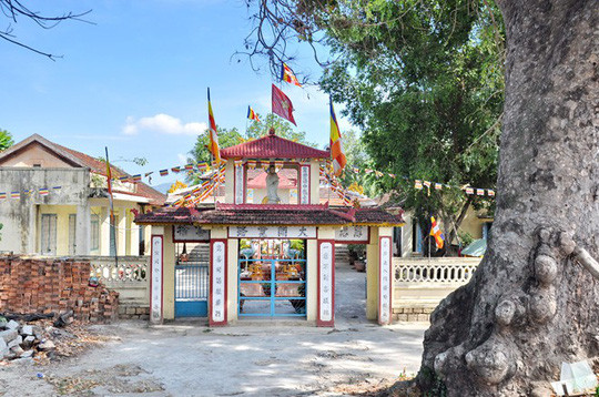 Chùa Hoa Tiên từ QL1A nhìn vào cổng phụ.